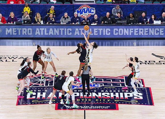 Quinnipiac and Fairfield at the tip-off.