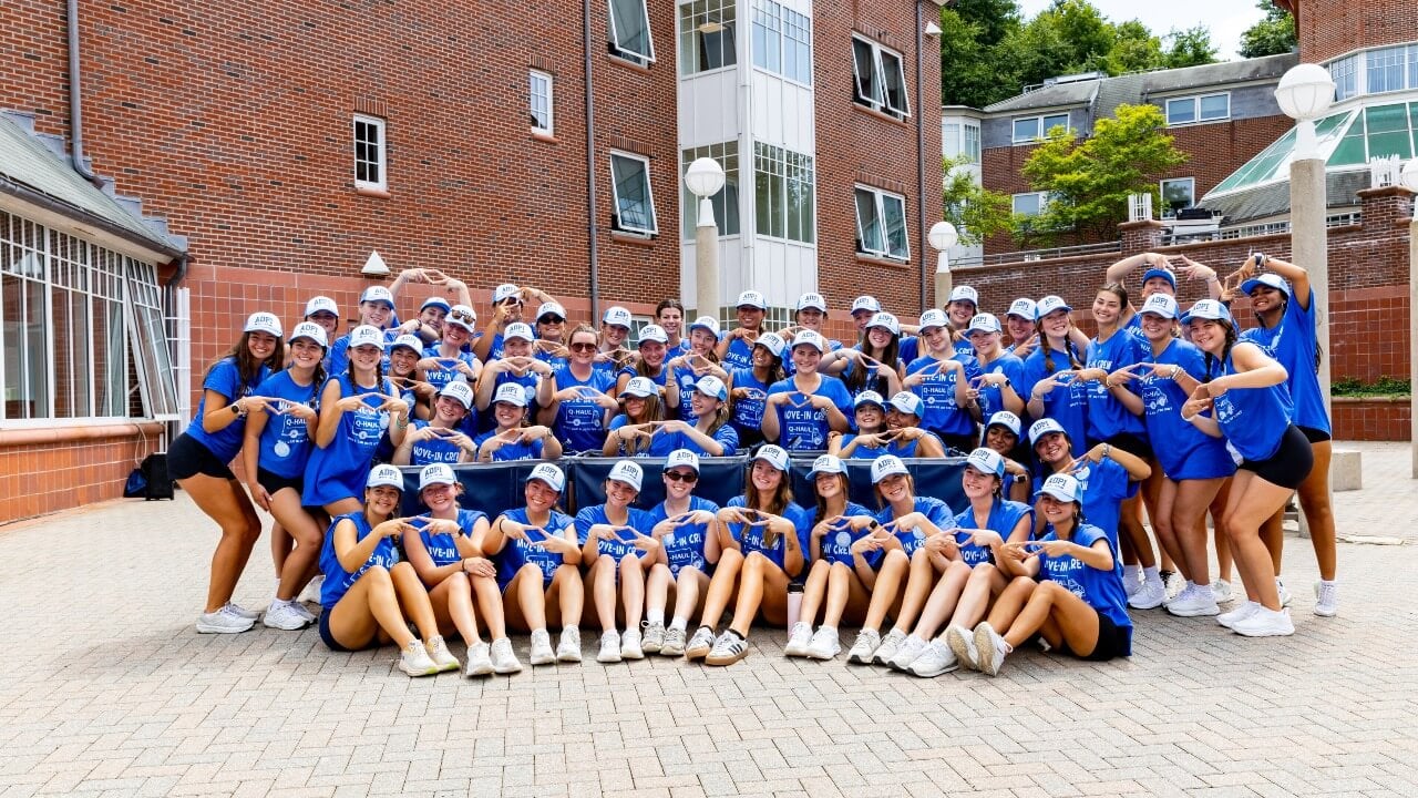 Large move-in crew group poses during Quinnipiac move-in