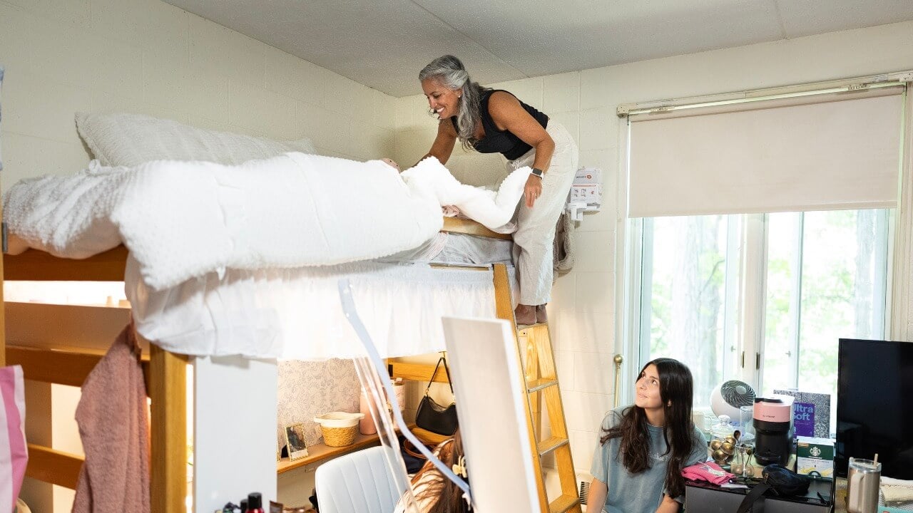 Parent helps their student move into their new residence hall