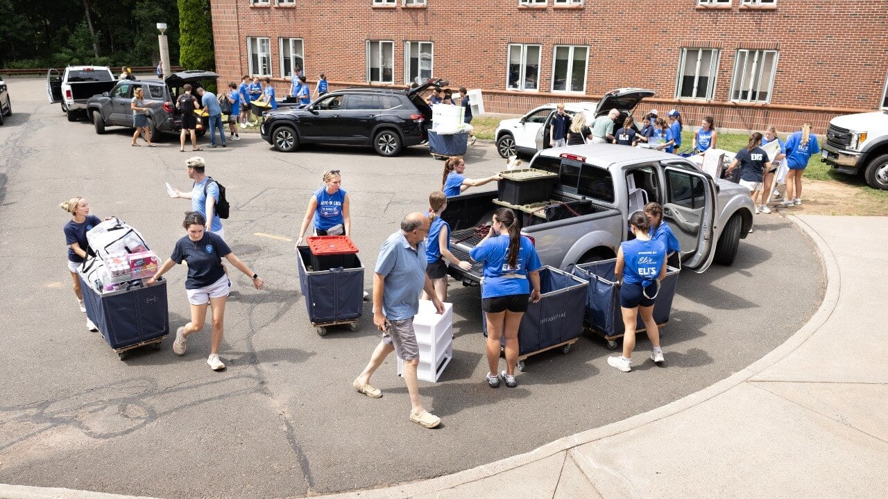 Wide shot of Quinnipiac move-in
